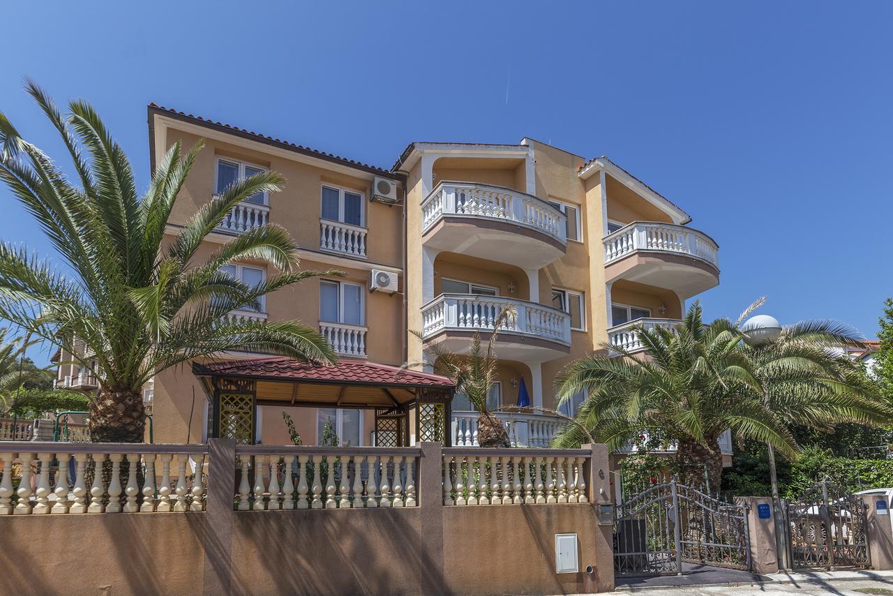 Apartments Canaria Пула Екстериор снимка