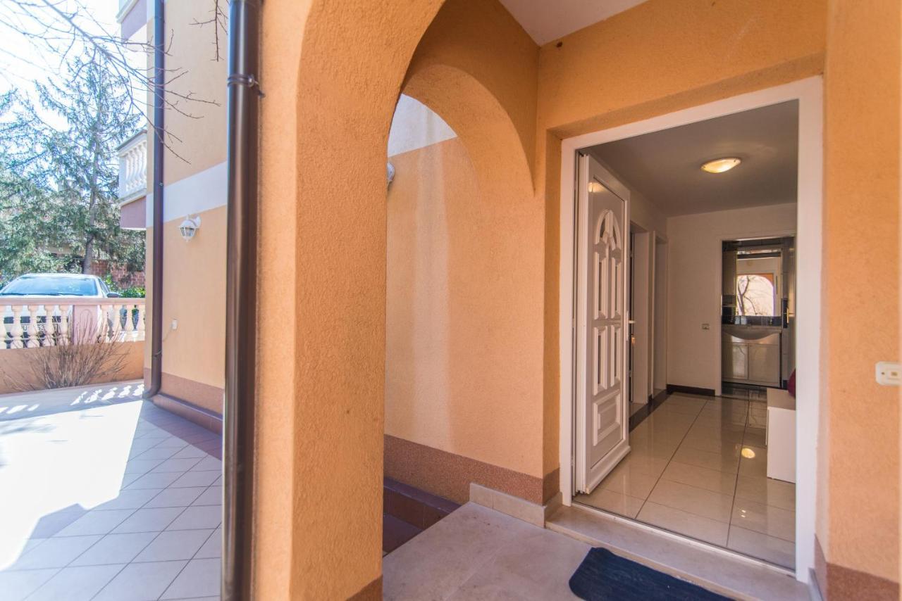 Apartments Canaria Пула Екстериор снимка